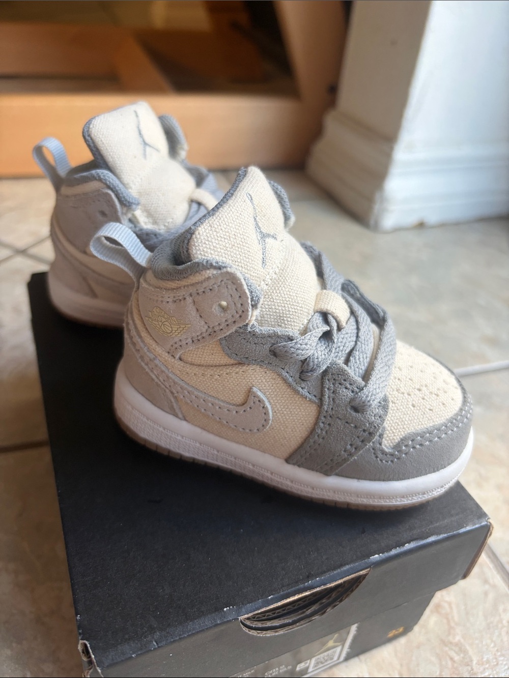 Nike Baby High-Top Sneakers in Cream and Light Gray Like New with box
